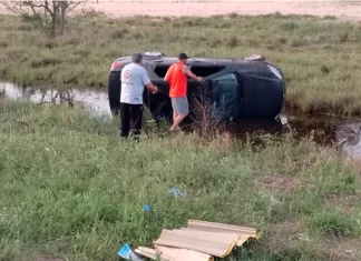 Reventó una cubierta y volcó un auto en Ruta 12: dos hombres resultaron heridos Reventó una cubierta y volcó un auto en Ruta 12