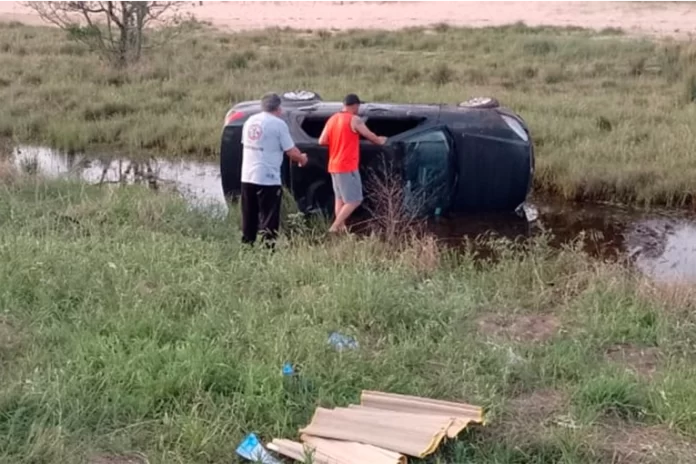 Reventó una cubierta y volcó un auto en Ruta 12 Reventó una cubierta y volcó un auto en Ruta 12