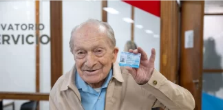 Moisés Roitman feliz con su licencia de conducir