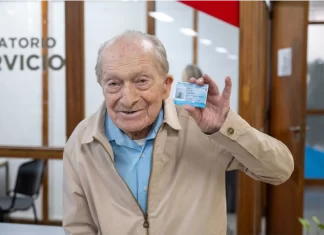 Moisés Roitman renovó su licencia de conducir a los 100 años y sigue trabajando en Mendoza Moisés Roitman feliz con su licencia de conducir