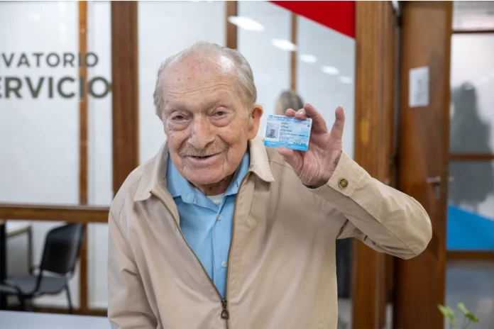 Moisés Roitman feliz con su licencia de conducir Moisés Roitman feliz con su licencia de conducir