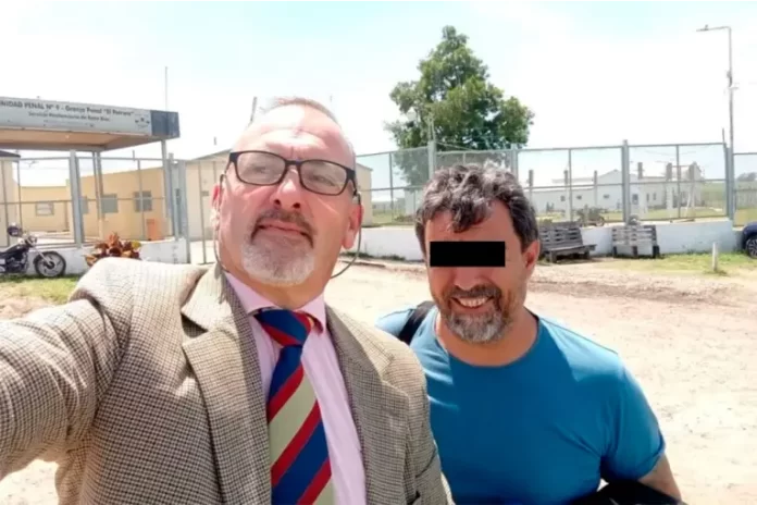 El prófugo se entregó en compañía de abogado. El prófugo se entregó en compañía de abogado.