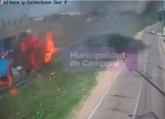 Tragedia en la Ruta 9: tres muertos tras un brutal choque entre un camión y dos vehículos en Campana El choque múltiple de Ruta 9 quedó registrado. Foto: Cámaras de Seguridad Vial de Campana