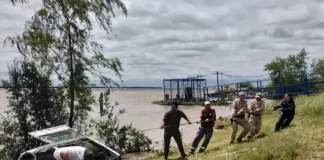 El momento del rescate del Fiat 147.