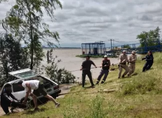 Un auto cayó al río Paraná en Hernandarias y tuvo que ser rescatado por bomberos El momento del rescate del Fiat 147.