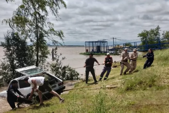 El momento del rescate del Fiat 147. El momento del rescate del Fiat 147.