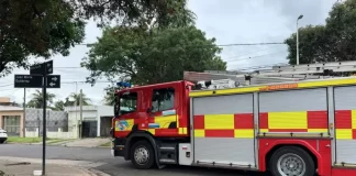 Incendio de cables puso en riesgo a viviendas. Foto: Bomberos Voluntarios de Paraná