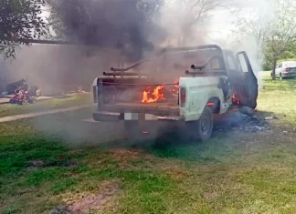 La camioneta prendida fuego
