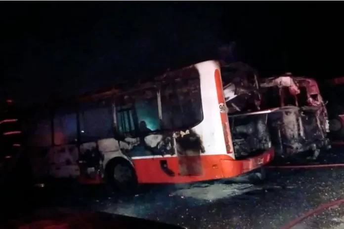Dos colectivos se incendiaron en el Acceso Norte. Foto: (BVP).