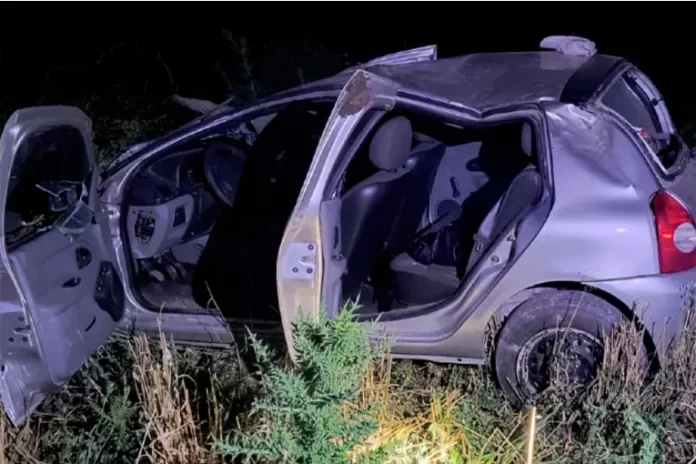 Volcó un Renault Clio en un camino rural cerca de Cerrito.