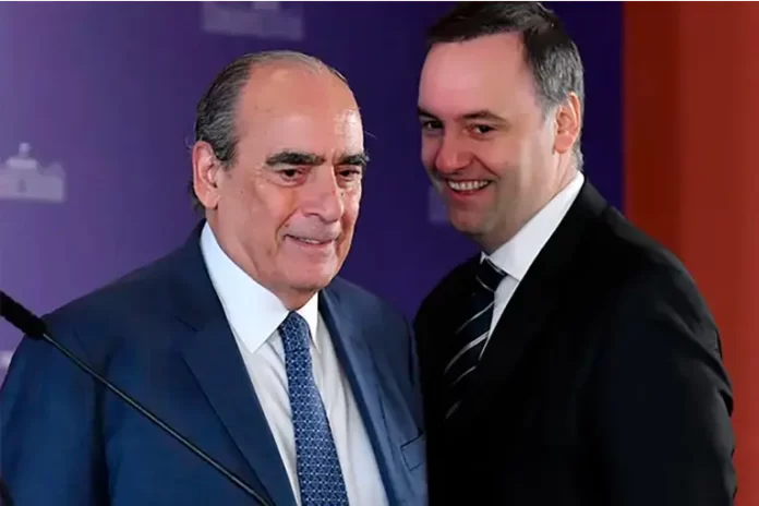 Sale Francos, entra Adorni. Foto: (Clarín). Sale Francos, entra Adorni. Foto: (Clarín).