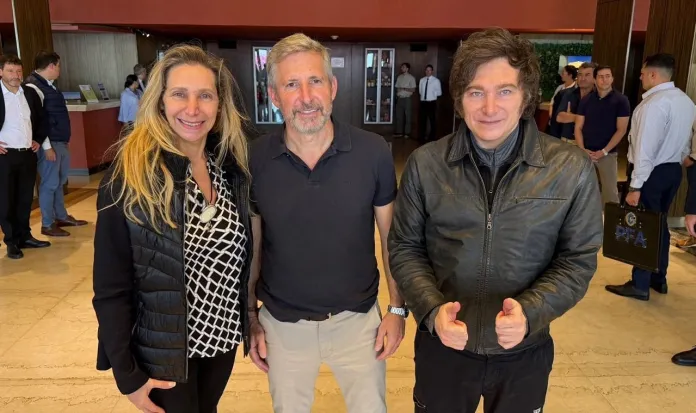 Javier Milei llegó a Paraná y fue recibido por Rogelio Frigerio en medio de un fuerte operativo de seguridad