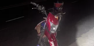 Una mujer y un motociclista resultaron heridos tras un fuerte accidente en Presidente Illia y Virgen de Fátima