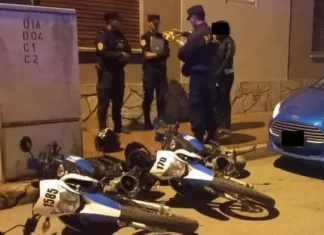 Una joven alcoholizada chocó con su auto a dos motos policiales en Diamante