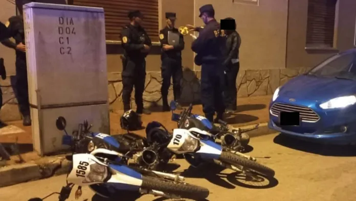 Una joven alcoholizada chocó con su auto a dos motos policiales en Diamante