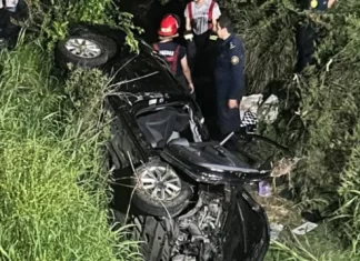 Cayó un auto bajo un puente en Ruta 12.
