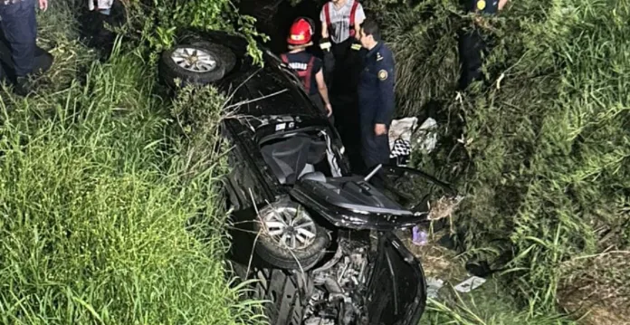Cayó un auto bajo un puente en Ruta 12. Cayó un auto bajo un puente en Ruta 12.
