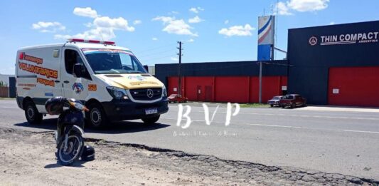Dos personas heridas tras un accidente entre un auto y una moto en Colonia Avellaneda. Foto: (BVP).