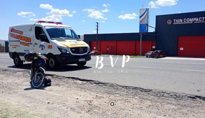Dos personas heridas tras un accidente entre un auto y una moto en Colonia Avellaneda. Foto: (BVP).