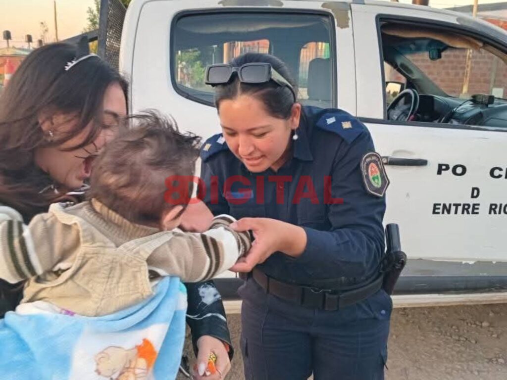 La Policía de Colonia Avellaneda también alegró a los niños con dulces en los festejos de Halloween. Foto: Elochodigital.