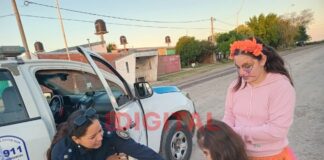 La Policía de Colonia Avellaneda también alegró a los niños con dulces en los festejos de Halloween. Foto: Elochodigital.