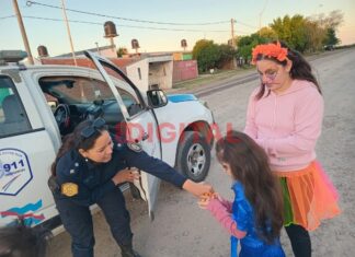La Policía de Colonia Avellaneda también alegró a los niños con dulces en los festejos de Halloween. Foto: Elochodigital.