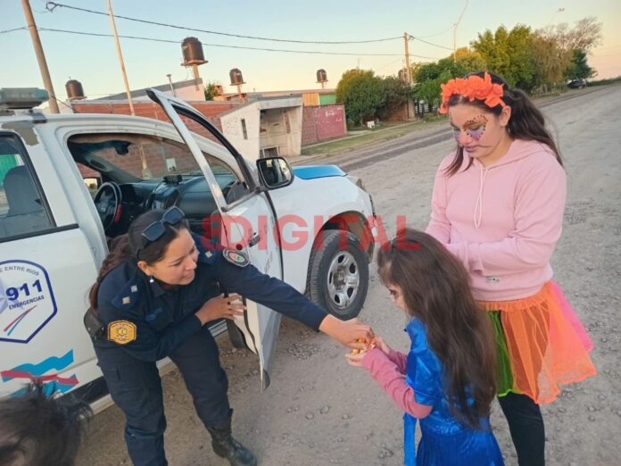 La Policía de Colonia Avellaneda también alegró a los niños con dulces en los festejos de Halloween. Foto: Elochodigital. La Policía de Colonia Avellaneda también alegró a los niños con dulces en los festejos de Halloween. Foto: Elochodigital.