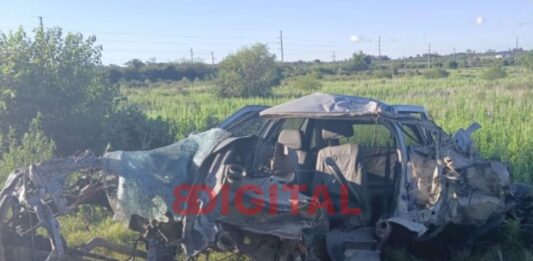 Grave choque frontal entre un camión y un auto.