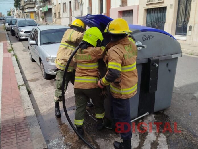 Incendio en un contenedor de basura en Paraná . Foto: (BVP). Incendio en un contenedor de basura en Paraná . Foto: (BVP).