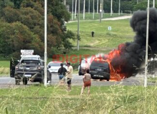 Impactante incendio destruyó por completo un vehículo en Ruta 12 y Acceso Libertad Impactante incendio destruyó por completo un vehículo. Foto: (BVC)