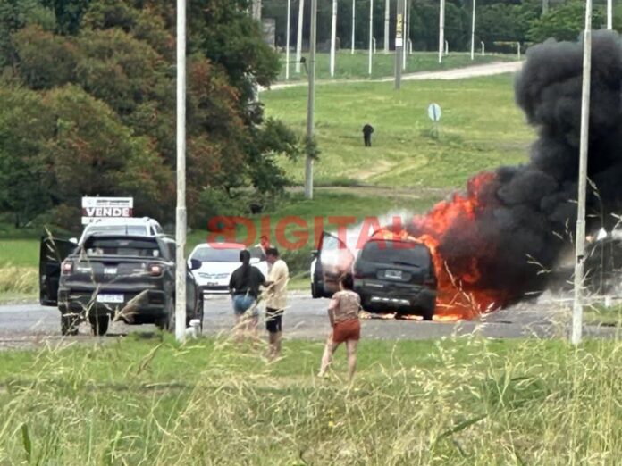 Impactante incendio destruyó por completo un vehículo. Foto: (BVC) Impactante incendio destruyó por completo un vehículo. Foto: (BVC)