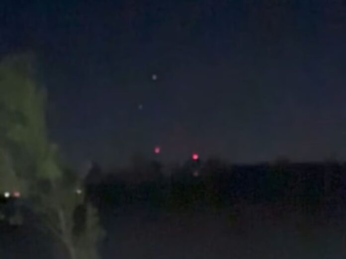 Vecinos captaron luces extrañas en el cielo. Foto: La Pirámide