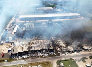 Se reavivó el fuego en el polo industrial de Ezeiza y crece la angustia a una semana del incendio que arrasó el lugar Se reavivó el fuego en el polo industrial de Ezeiza y crece la angustia a una semana del incendio que arrasó el lugar