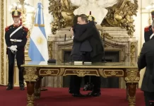 Javier Milei le tomó juramento a Manuel Adorni, nuevo jefe de Gabinete Javier Milei le tomó juramento a Manuel Adorni