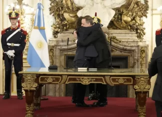 Javier Milei le tomó juramento a Manuel Adorni, nuevo jefe de Gabinete Javier Milei le tomó juramento a Manuel Adorni