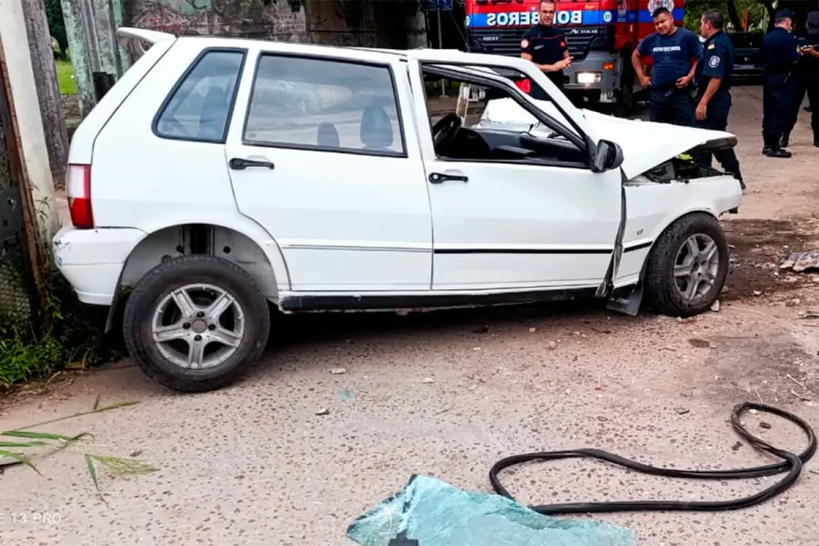 Conductor quedó atrapado tras chocar contra una columna