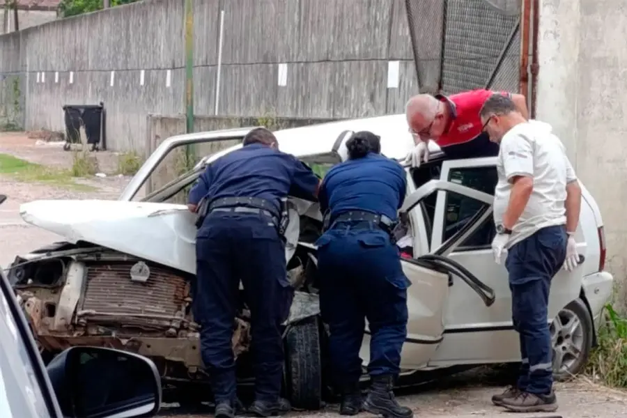 Conductor quedó atrapado tras chocar contra una columna