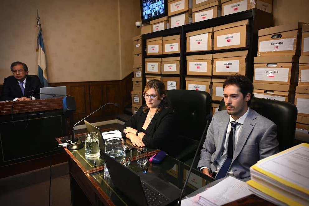 En la sala de audiencias, se encuentran apiladas todas las cajas de la prueba de la investigación/ RS Fotos