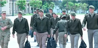 Formación universitaria militar. Foto: (Infobae).
