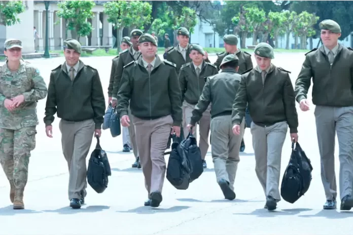 Formación universitaria militar. Foto: (Infobae).