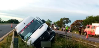 Volcó una combi en Ruta 12: rescataron a 20 personas