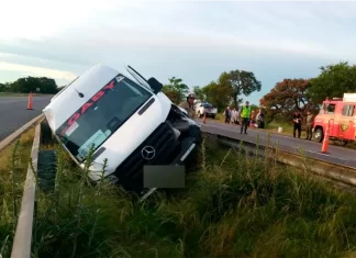 Volcó una combi en Ruta 12: rescataron a 20 personas Volcó una combi en Ruta 12: rescataron a 20 personas