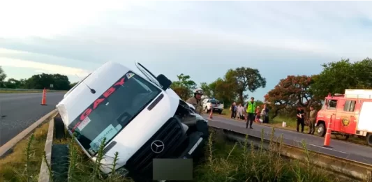 Volcó una combi en Ruta 12: rescataron a 20 personas