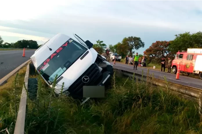 Volcó una combi en Ruta 12: rescataron a 20 personas