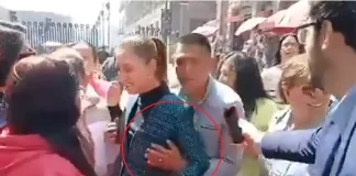 El momento en el que el hombre toca a la presidenta