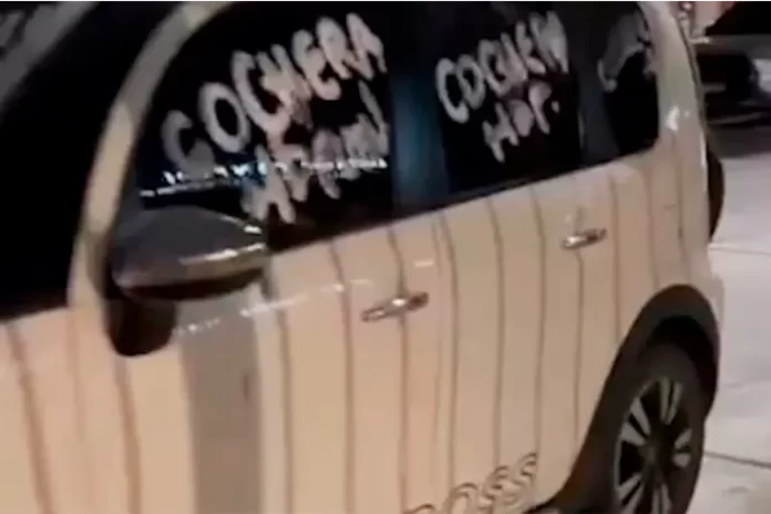 Le pintaron el auto por tapar una cochera