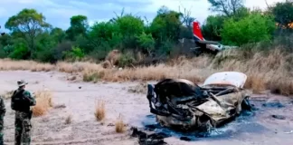 La avioneta y el auto incendiado. Foto: El Liberal