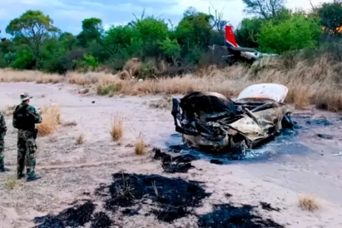 La avioneta y el auto incendiado. Foto: El Liberal