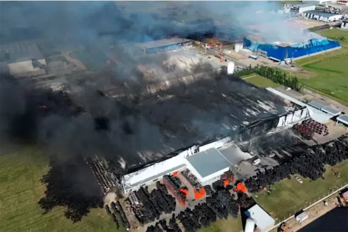 Explosión e incendio en parque industrial de Ezeiza. Foto: Alessia Maccioni / La Nación. Explosión e incendio en parque industrial de Ezeiza. Foto: Alessia Maccioni / La Nación.