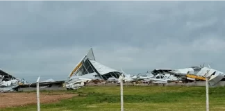 Fuerte temporal en Crespo: destrozos en galpones del Parque Industrial sobre Ruta 12 Destrozos en galpones del Parque Industrial sobre Ruta 12